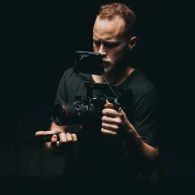 Filmmaker comercial com equipamento de gravação