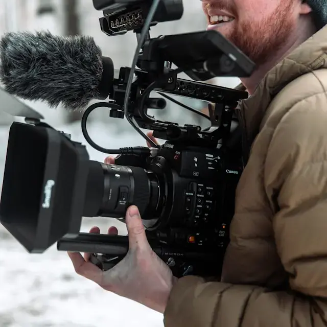 Filmmaker operando uma câmera profissional